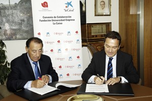 Salvador Santos, presidente de FUE, y Juan Carlos Gallego, director ejecutivo territorial de “la Caixa”, durante la firma del convenio.