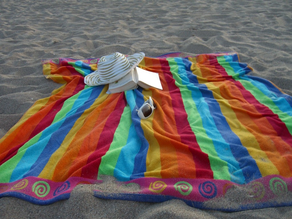 libro sombrero toalla playa